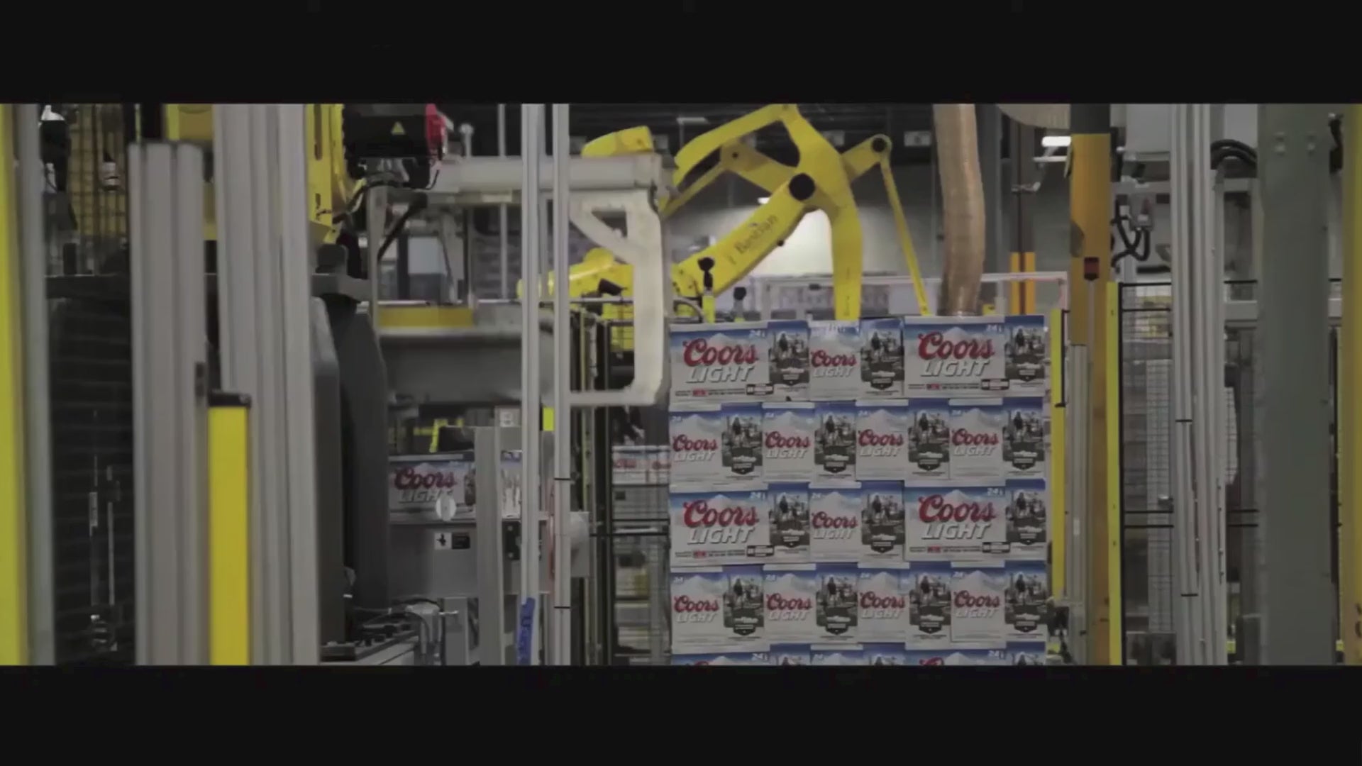 Load video: Video demonstration of InnoPick™ automating mixed case palletizing for efficient warehouse operations.